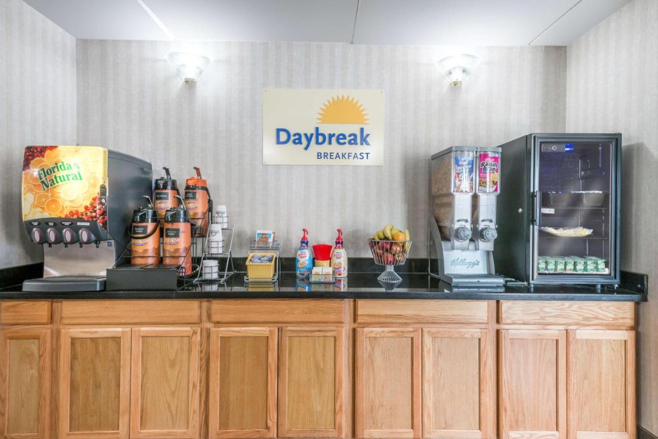 | Days Inn by Wyndham Pittsburgh-Harmarville