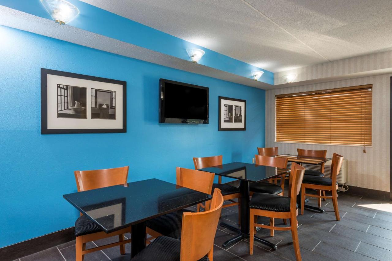 | Days Inn by Wyndham Pittsburgh-Harmarville