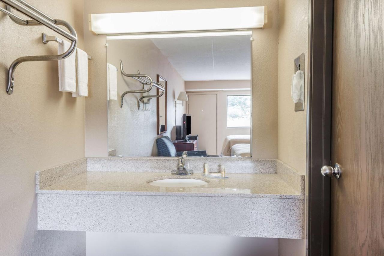 | Days Inn by Wyndham Pittsburgh-Harmarville
