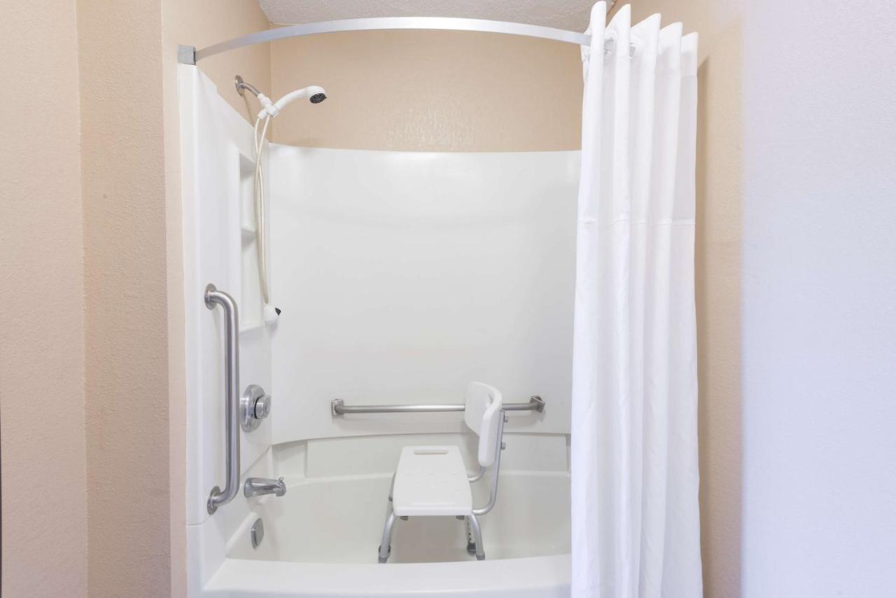 | Days Inn by Wyndham Pittsburgh-Harmarville