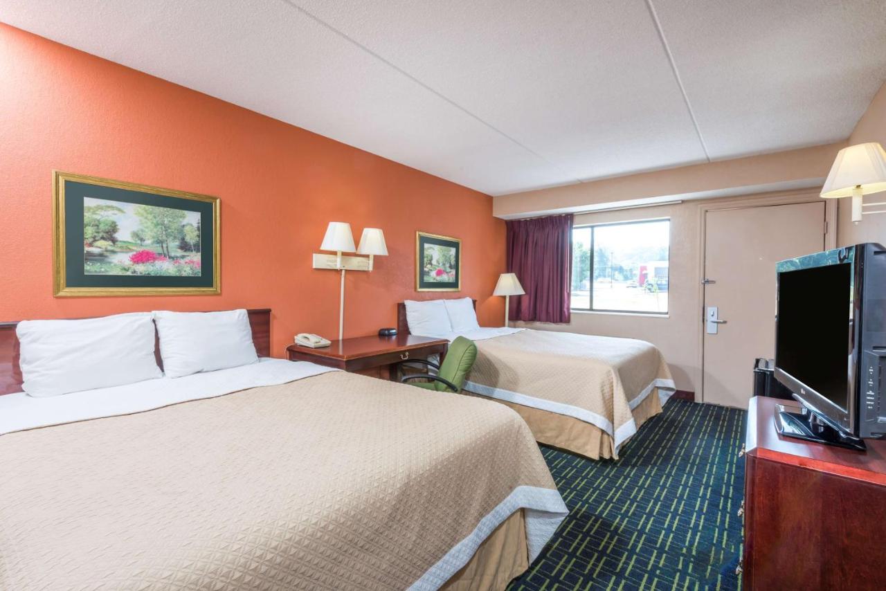 | Days Inn by Wyndham Pittsburgh-Harmarville
