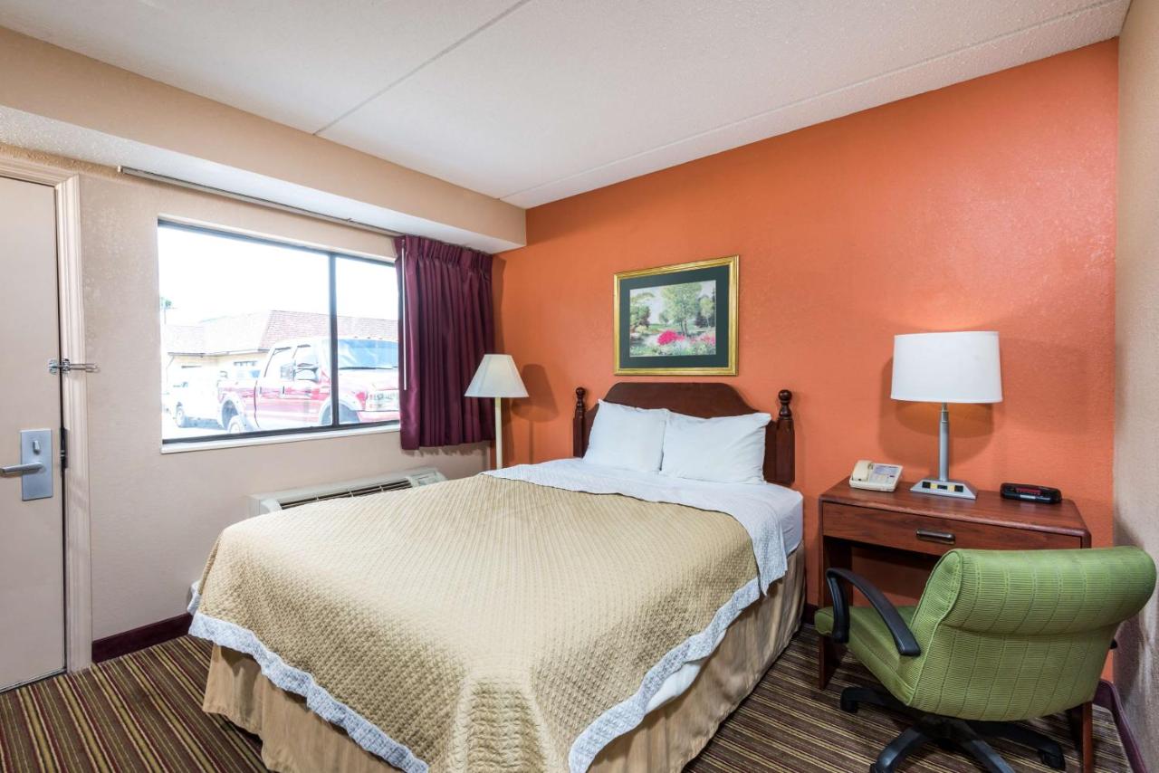 | Days Inn by Wyndham Pittsburgh-Harmarville