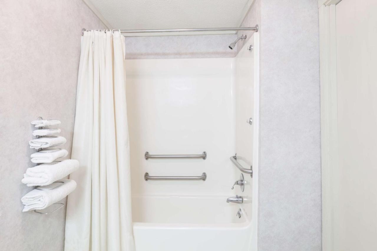 Double Room with Two Double Beds - Non-Smoking at Sunrise Inn