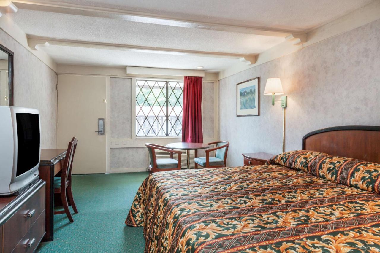Standard King Room - Smoking at Sunrise Inn