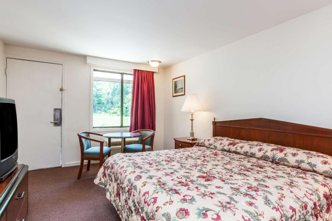 Standard King Room - Smoking at Sunrise Inn