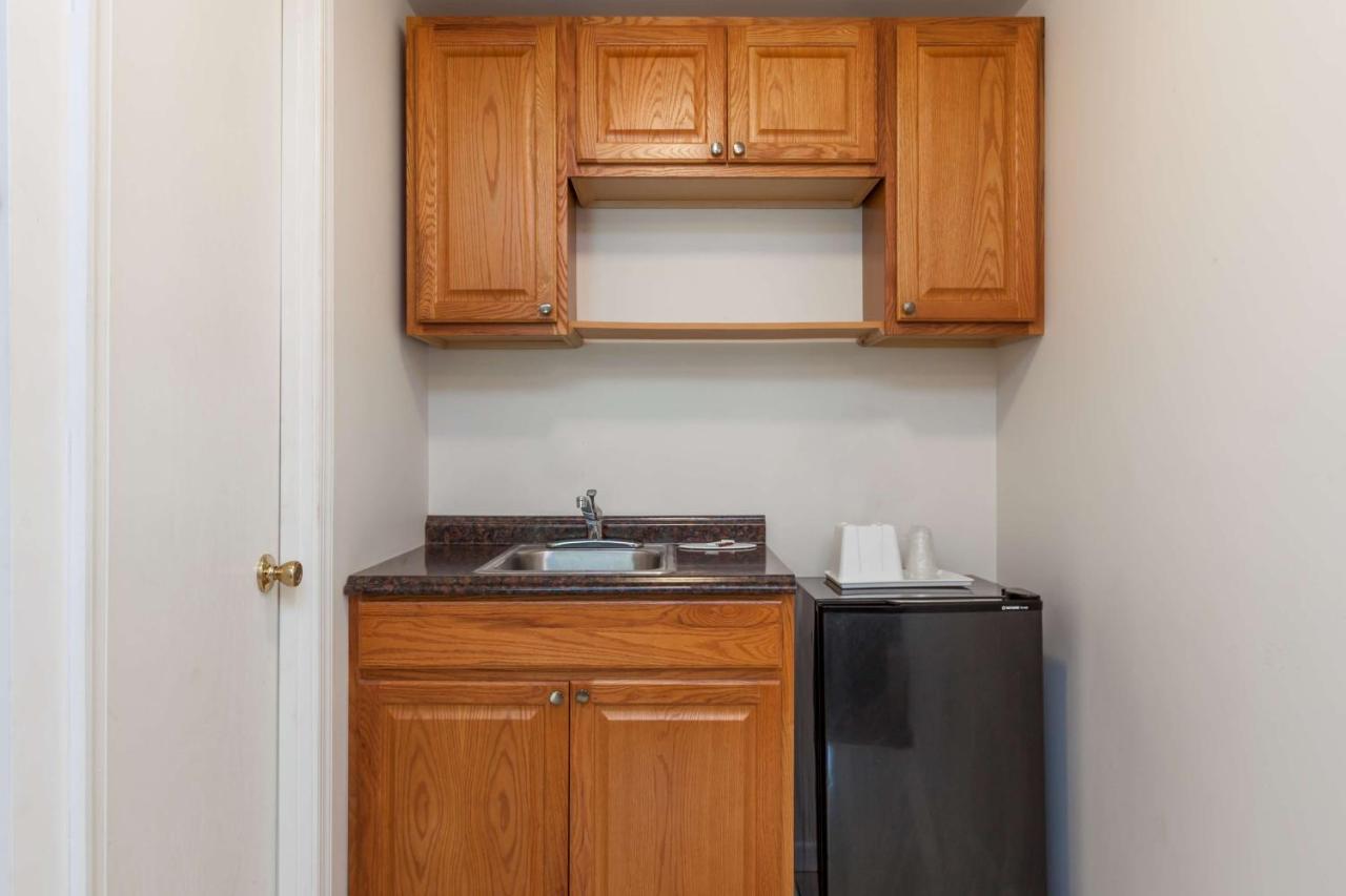 Double Room with Two Double Beds - Non-Smoking at Sunrise Inn