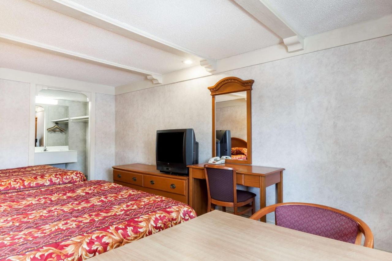 Double Room with Two Double Beds - Non-Smoking at Sunrise Inn