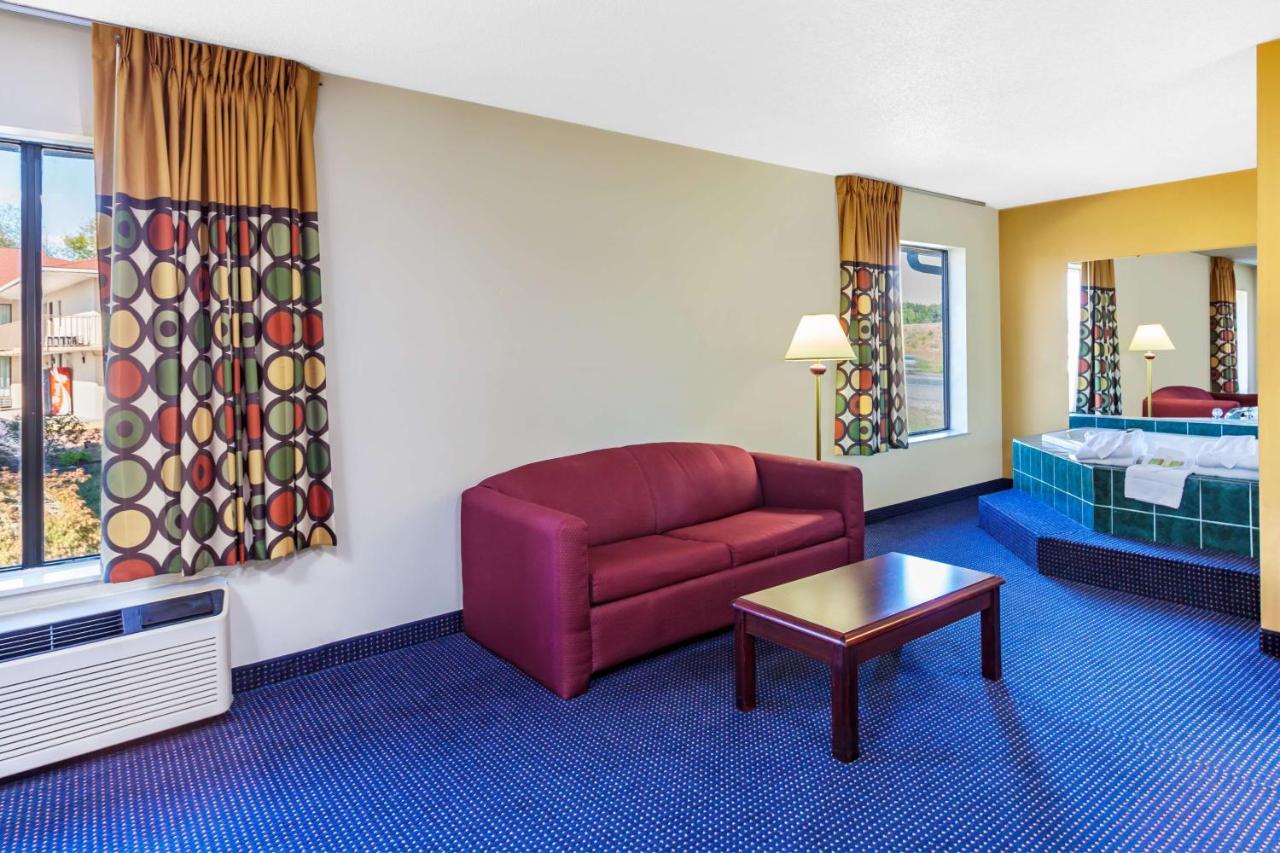 Deluxe King Room with Spa Bath- Non-Smoking at Super 8 by Wyndham Morristown/South