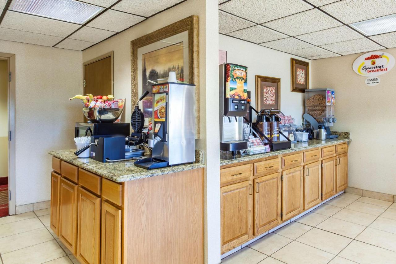 Deluxe King Room with Spa Bath- Non-Smoking at Super 8 by Wyndham Morristown/South