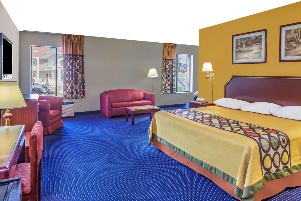 Deluxe King Room with Spa Bath- Non-Smoking at Super 8 by Wyndham Morristown/South
