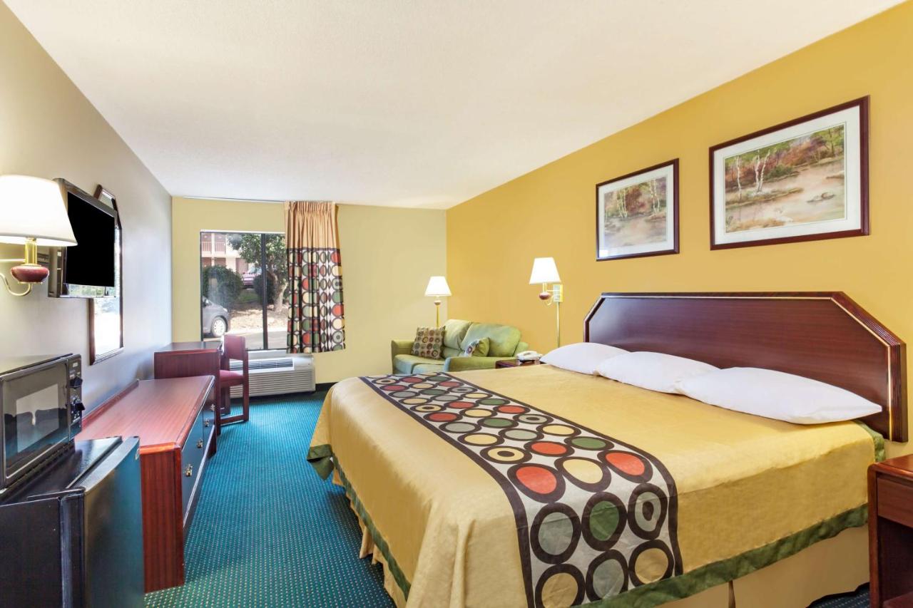 King Room - Disability Access - Smoking at Super 8 by Wyndham Morristown/South