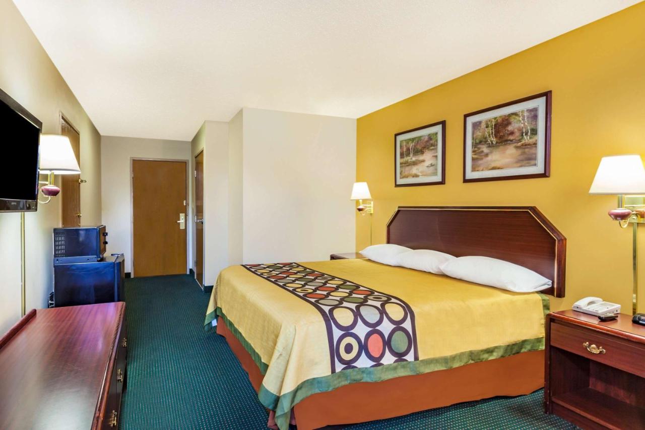 Deluxe King Room - Smoking at Super 8 by Wyndham Morristown/South