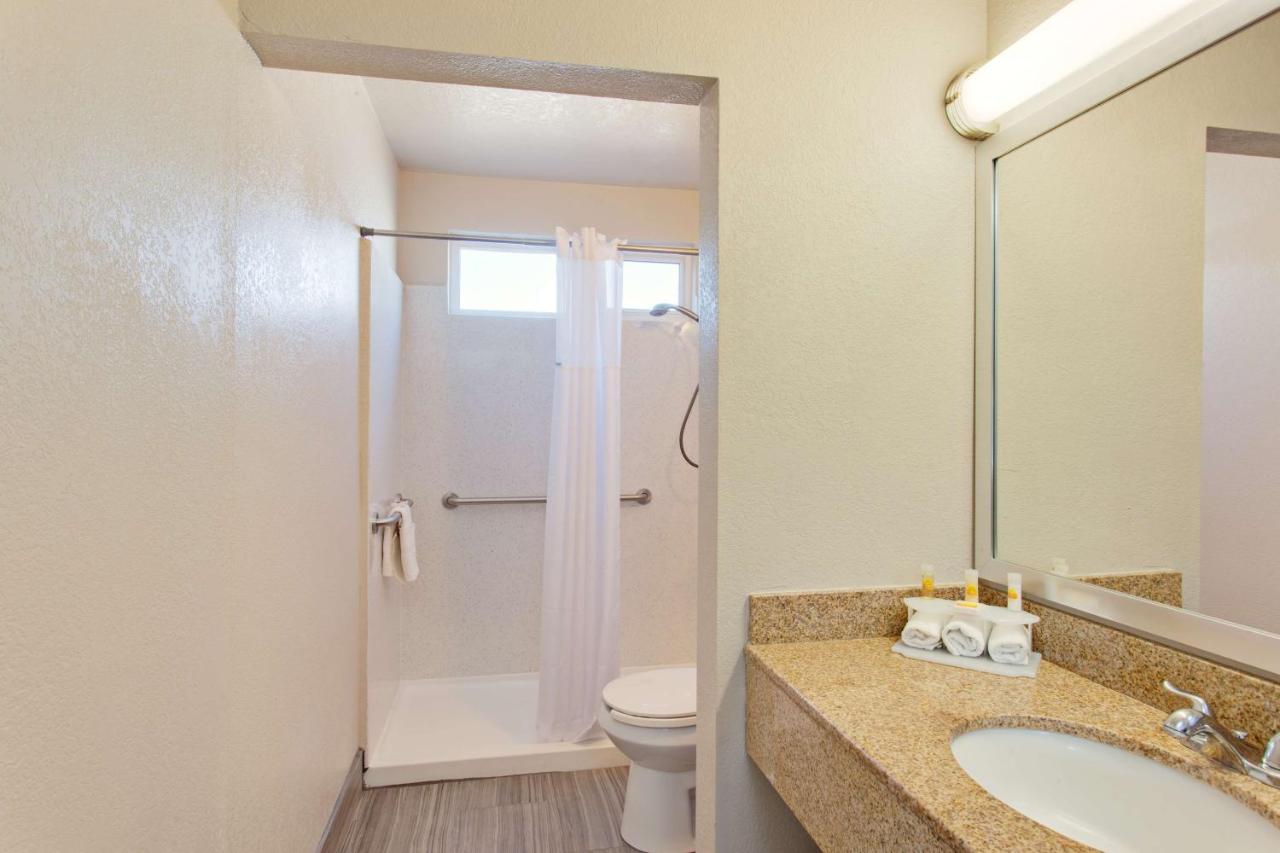 Business King Room - Non-Smoking at Days Inn by Wyndham Chowchilla Gateway to Yosemite