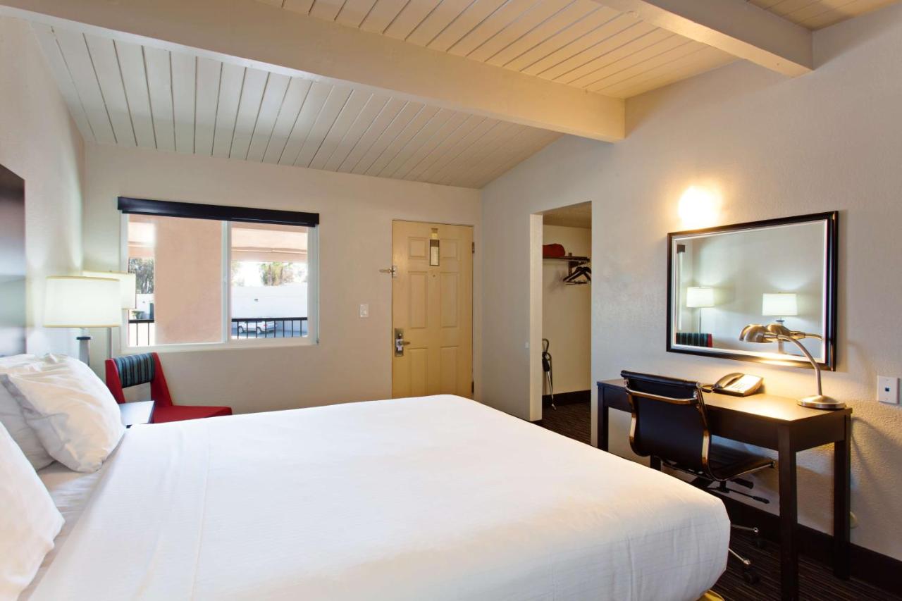 Deluxe Business Queen Room - Non-Smoking at Days Inn by Wyndham Chowchilla Gateway to Yosemite