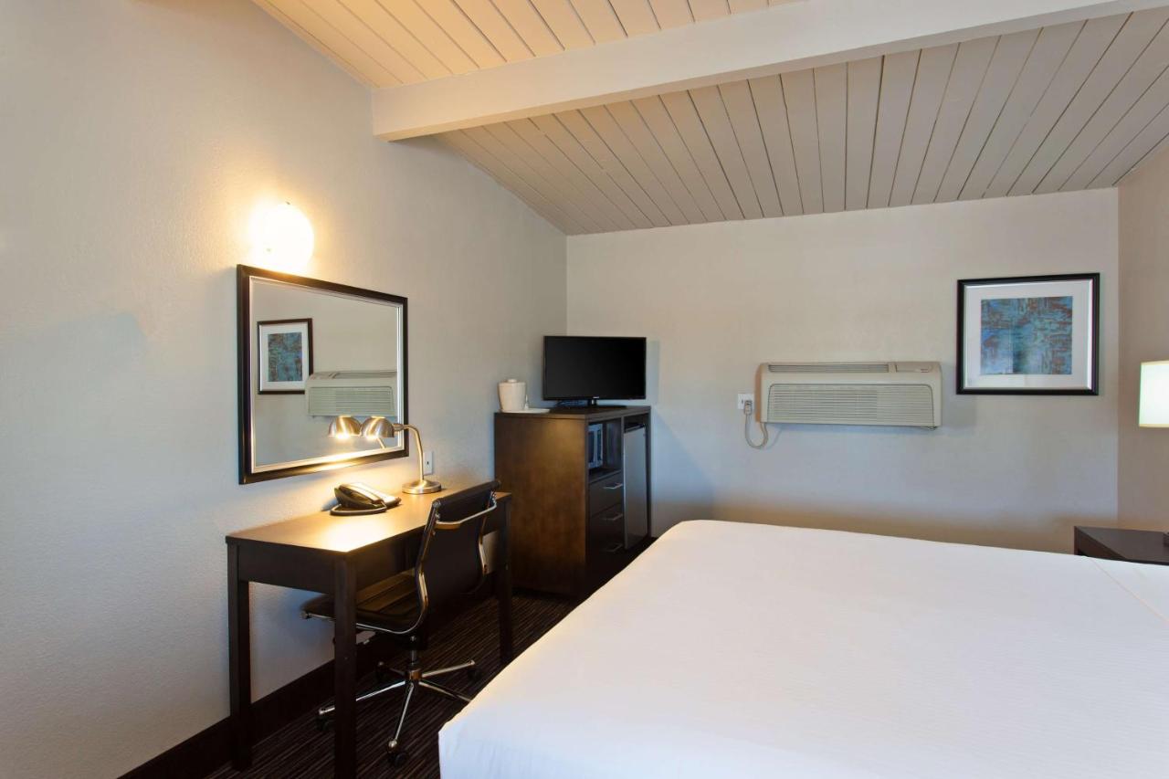 Deluxe Business Queen Room - Non-Smoking at Days Inn by Wyndham Chowchilla Gateway to Yosemite