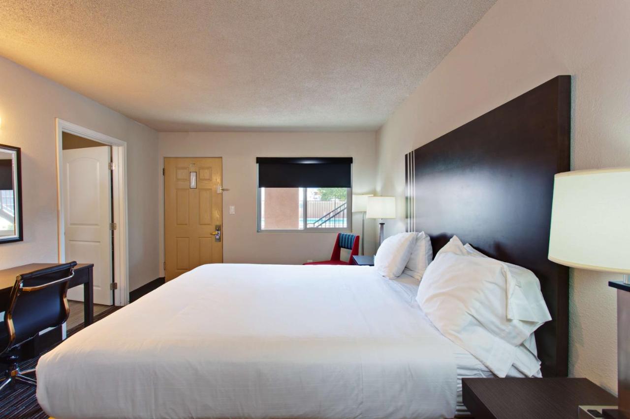 Business King Room - Non-Smoking at Days Inn by Wyndham Chowchilla Gateway to Yosemite