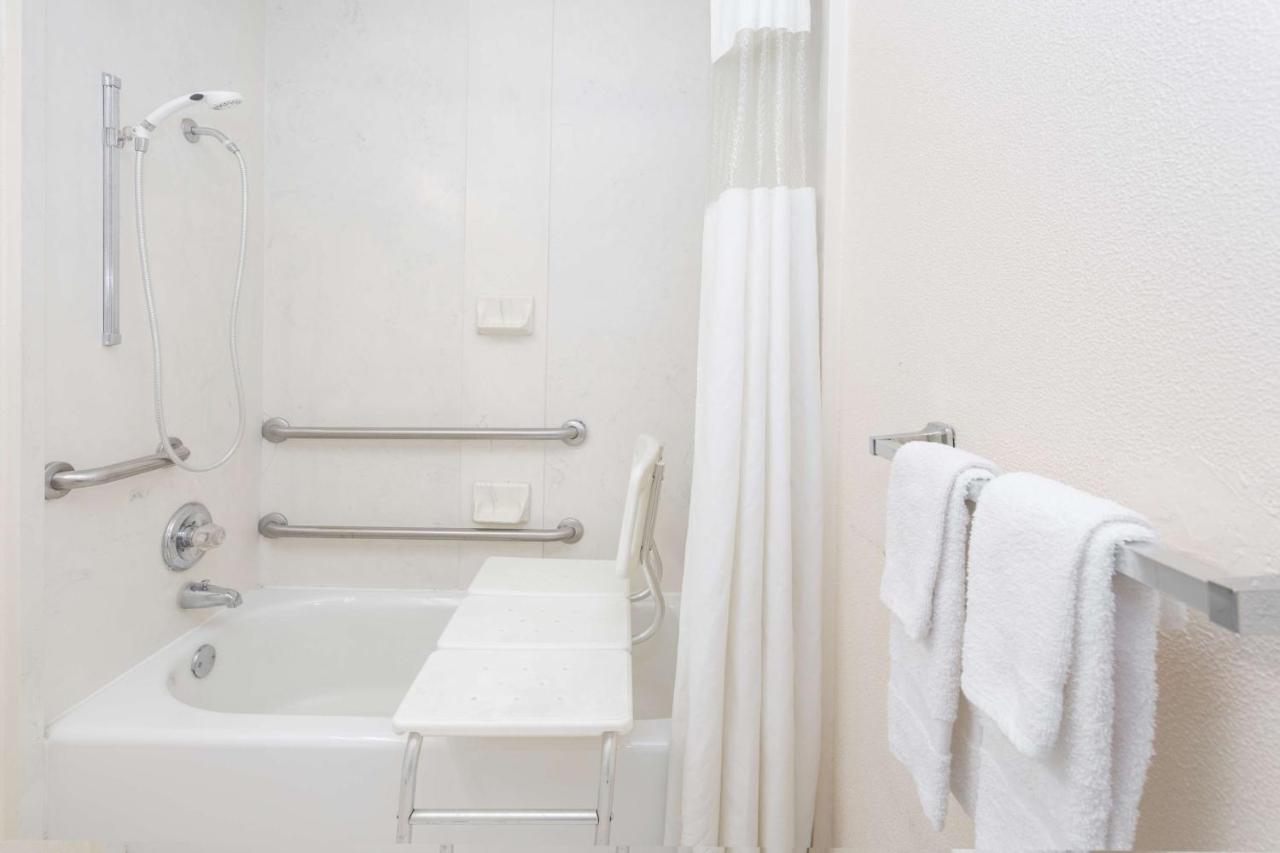 King Room - Mobility Access/Non-Smoking at Super 8 by Wyndham Tifton