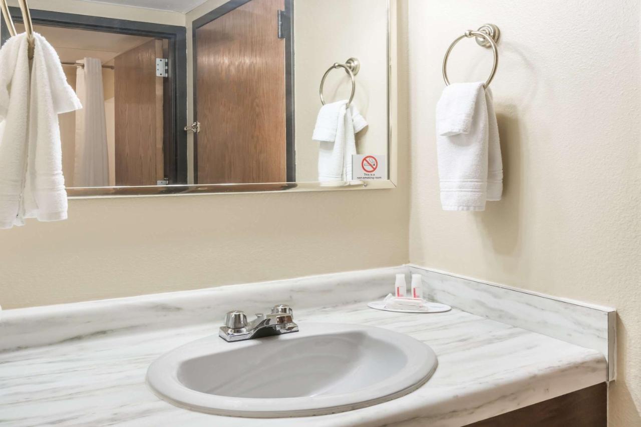King Room - Non-Smoking at Super 8 by Wyndham Luverne