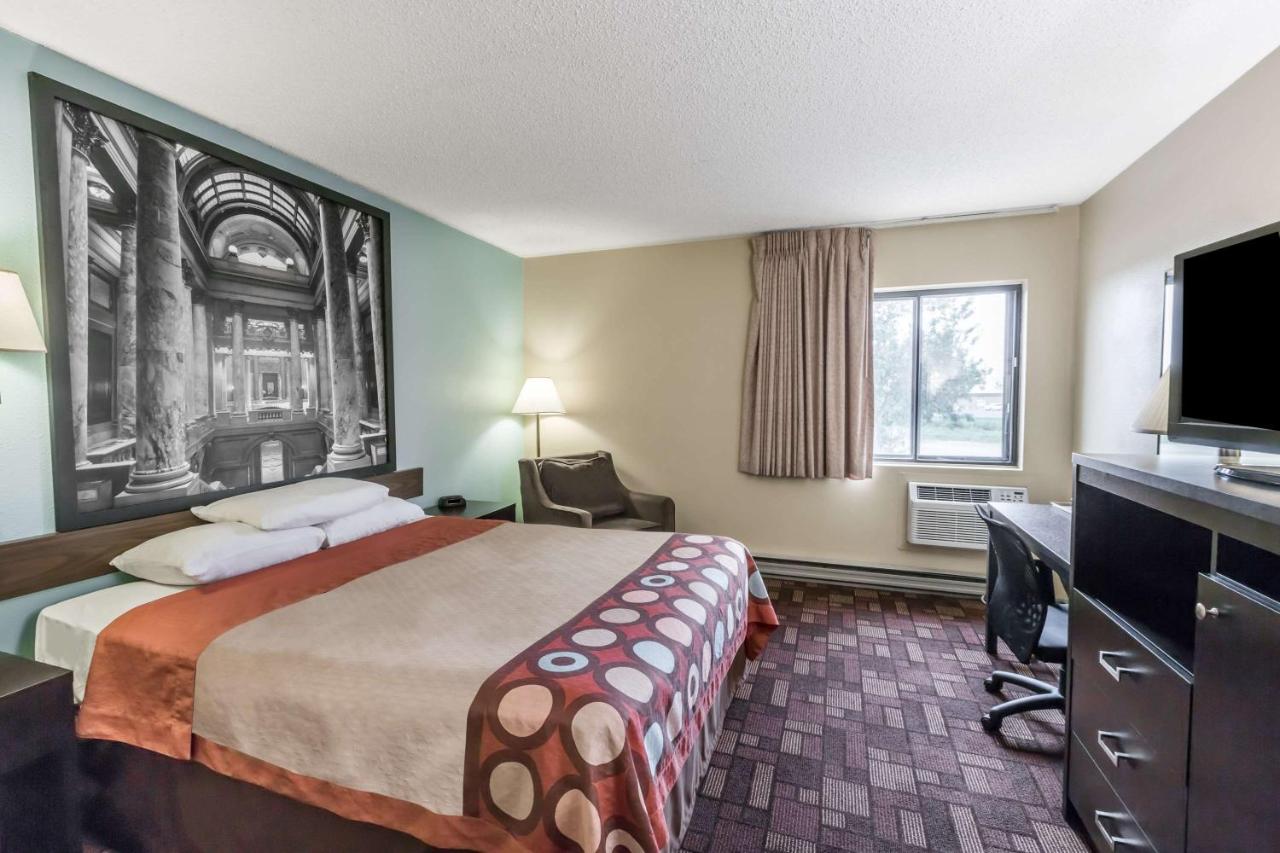 Queen Room - Pet Friendly/Non-Smoking at Super 8 by Wyndham Luverne