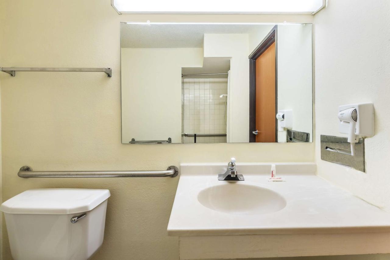 King Room with Roll-In Shower - Mobility Access/Non-Smoking at Super 8 by Wyndham Denton