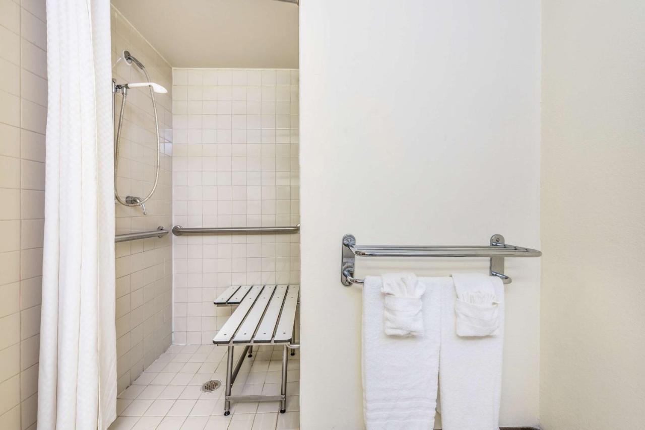 King Room with Roll-In Shower - Mobility Access/Non-Smoking at Super 8 by Wyndham Denton