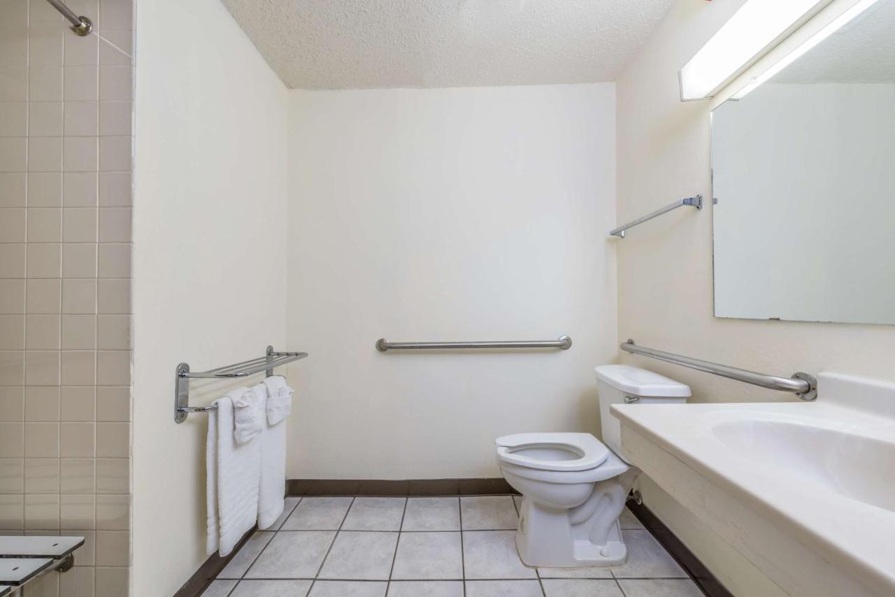 King Room with Roll-In Shower - Mobility Access/Non-Smoking at Super 8 by Wyndham Denton