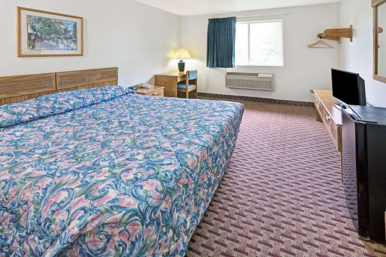 King Suite - Smoking at Super 8 by Wyndham Canonsburg/Pittsburgh Area