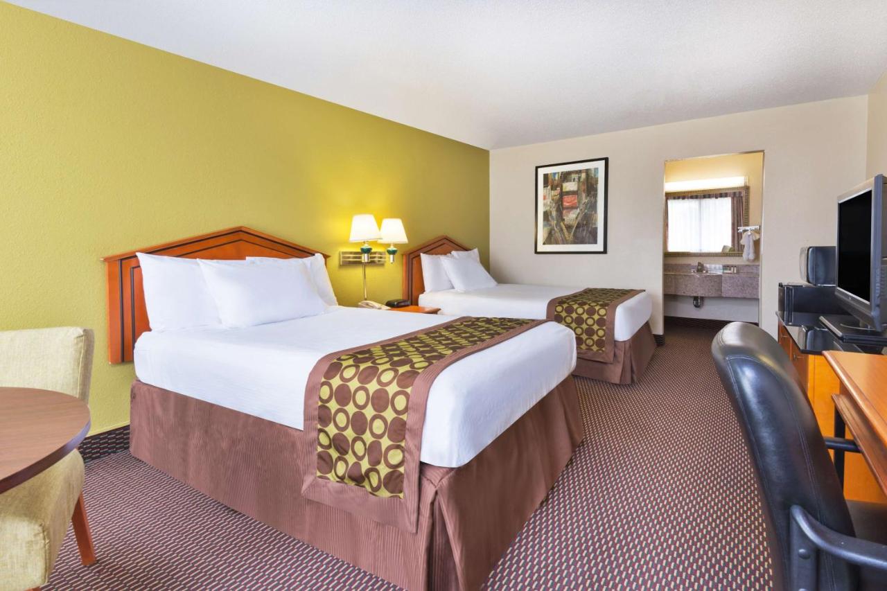 Double Room with Two Double Beds - Smoking at Ramada by Wyndham Pikesville/Baltimore North