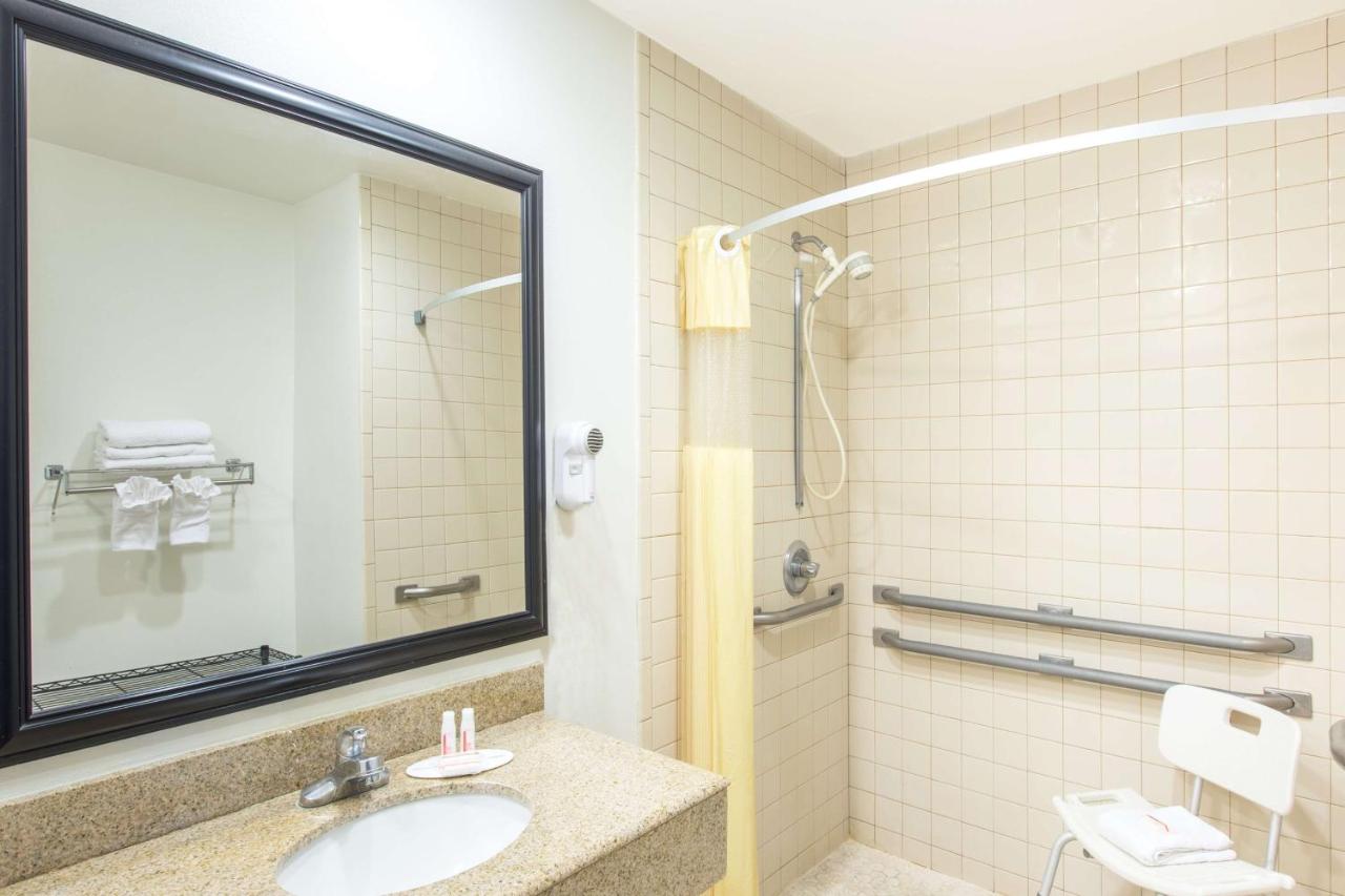King Room - Mobility Access/Non-Smoking at Days Inn by Wyndham Tucson Airport