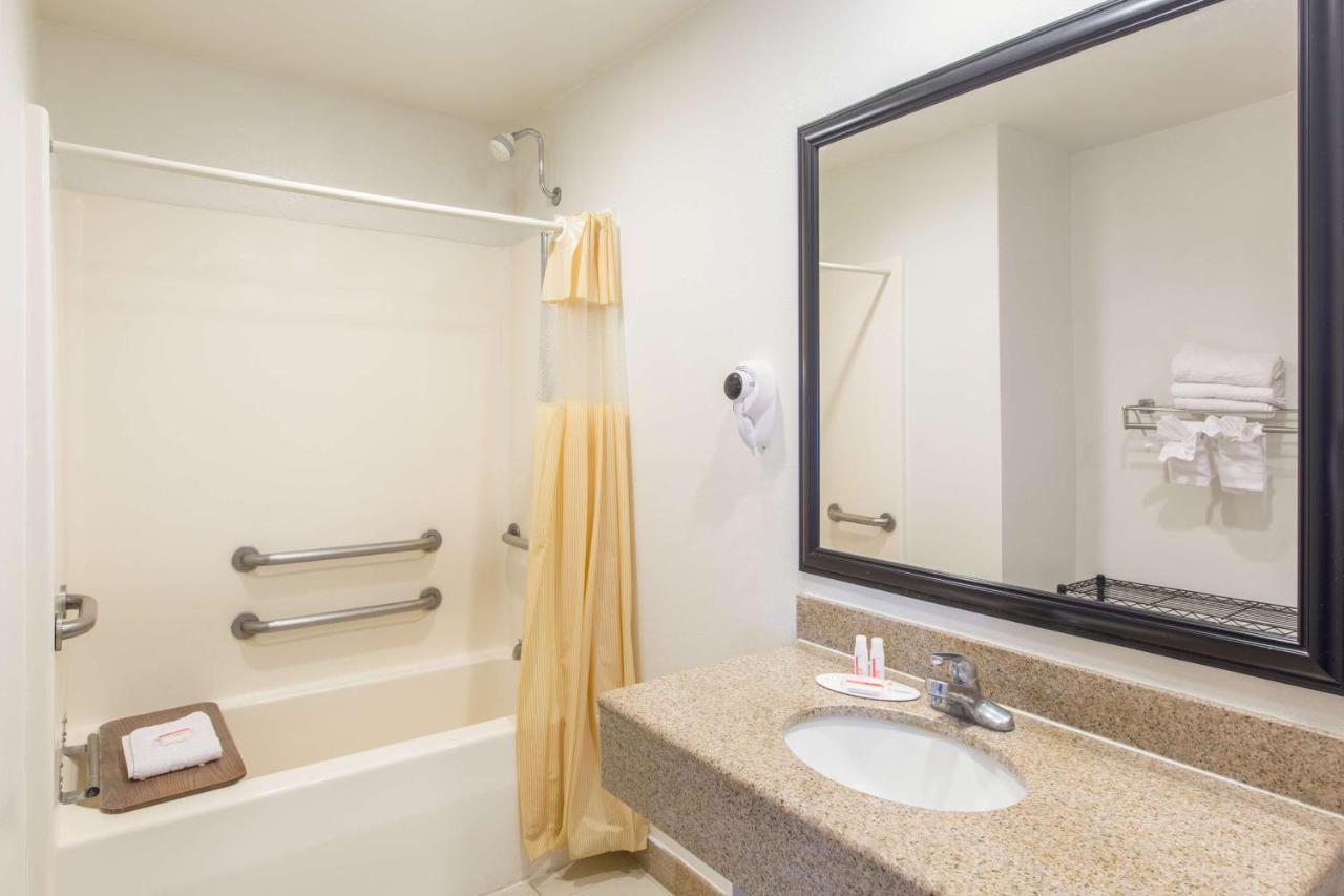 King Room - Mobility Access/Non-Smoking at Days Inn by Wyndham Tucson Airport