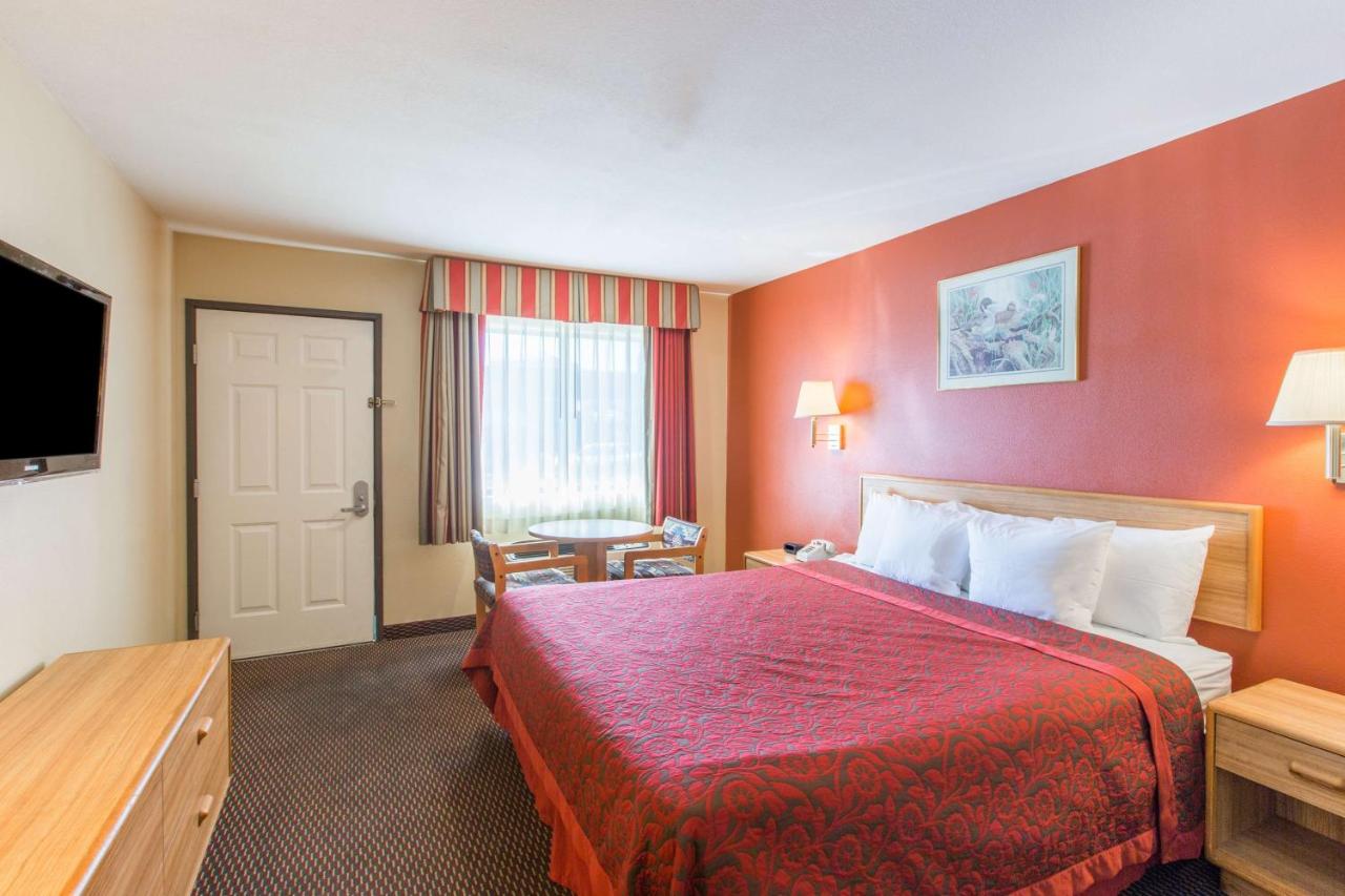 King Room - Mobility Access/Non-Smoking at Days Inn by Wyndham Tucson Airport