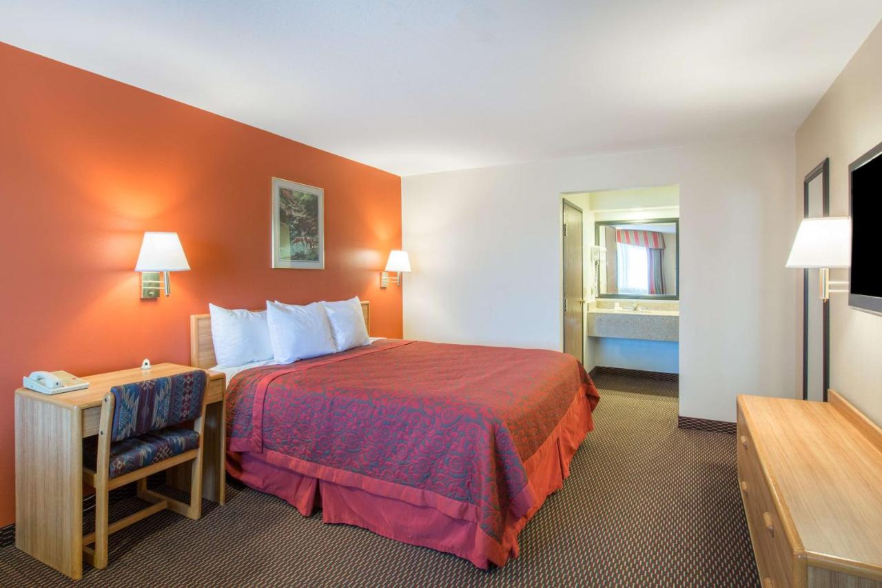King Room - Mobility Access/Non-Smoking at Days Inn by Wyndham Tucson Airport