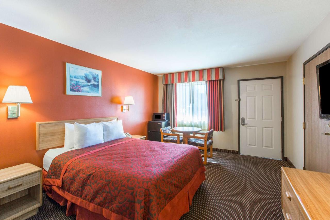 Queen Room - Mobility Access/Non-Smoking at Days Inn by Wyndham Tucson Airport