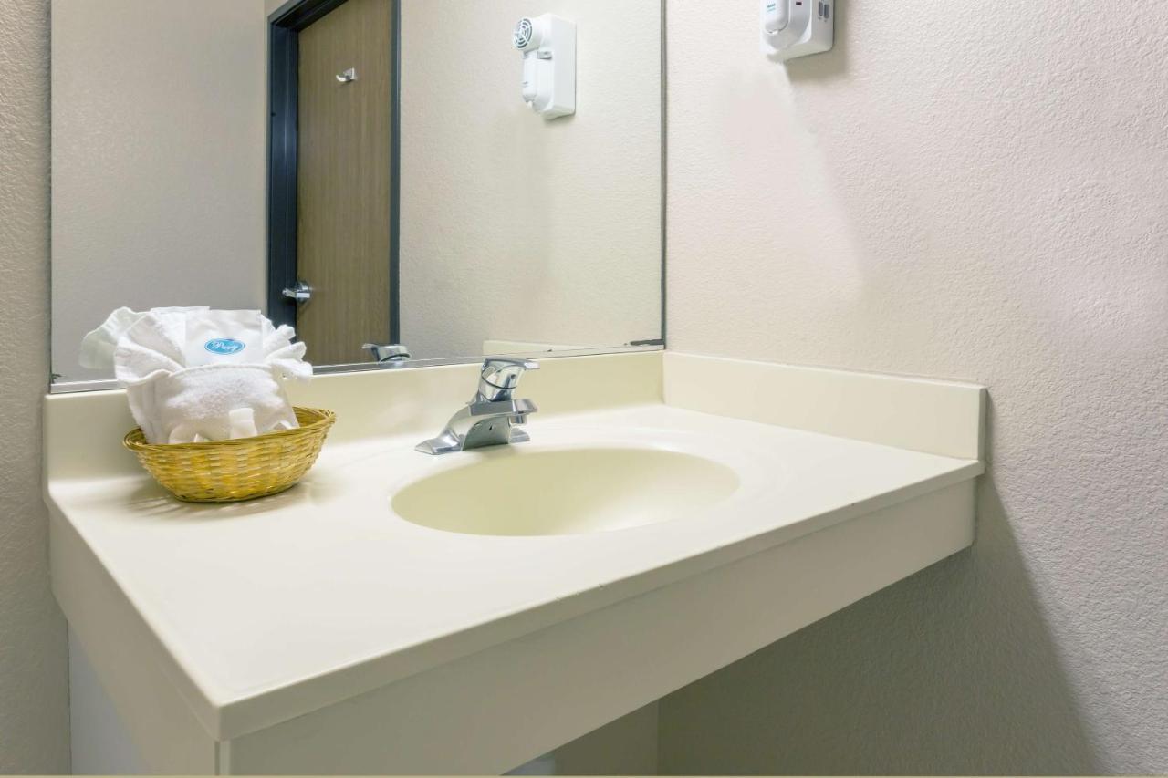 Queen Room - Mobility Access/Non-Smoking at Harvest Inn, Dixon/ UC Davis.