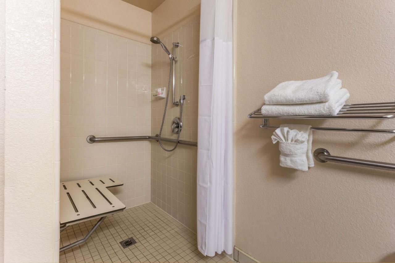Queen Room - Mobility Access/Non-Smoking at Harvest Inn, Dixon/ UC Davis.