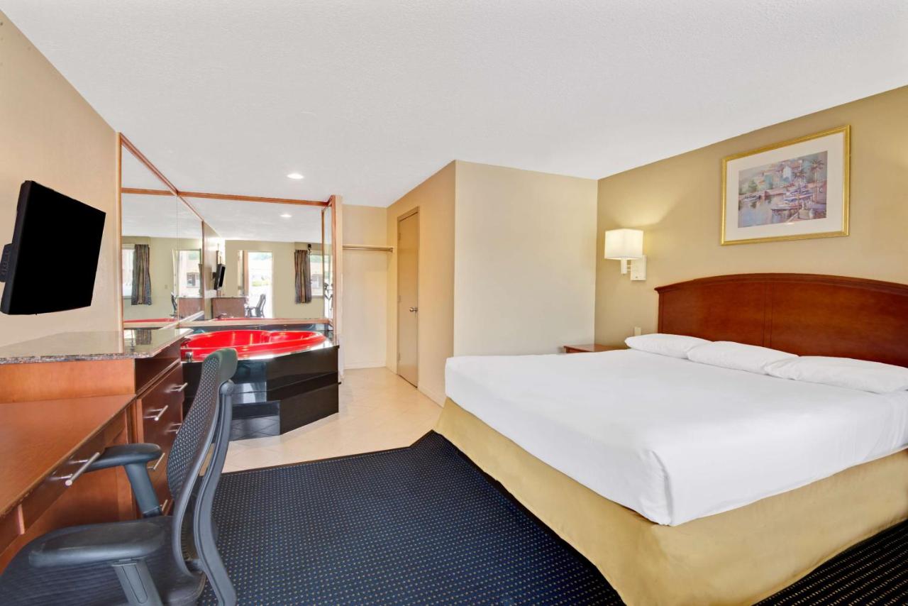 Studio Suite with a King Bed, Smoking at Super 8 by Wyndham Milford/New Haven