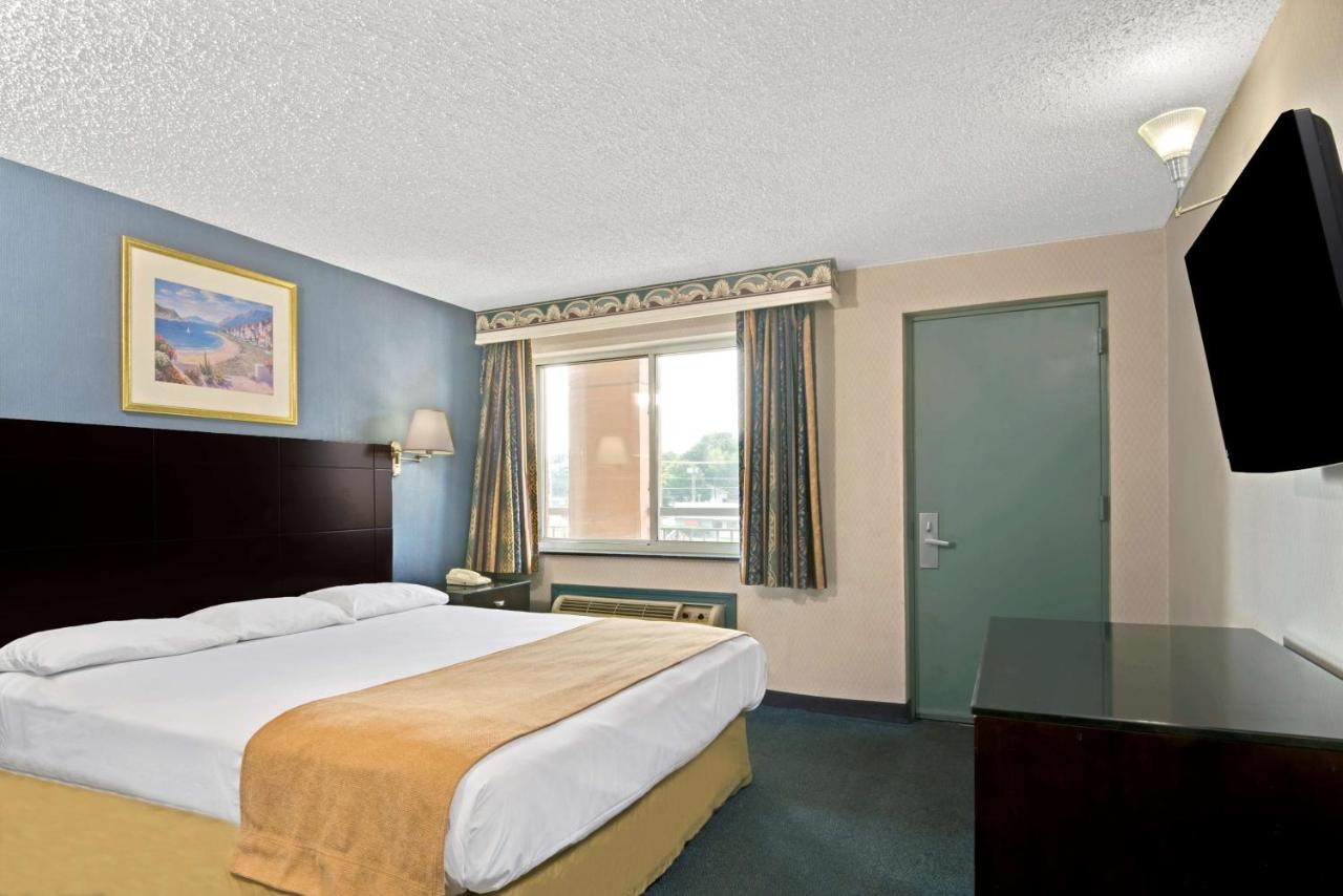 King Room - Disability Access - Non-Smoking at Super 8 by Wyndham Milford/New Haven