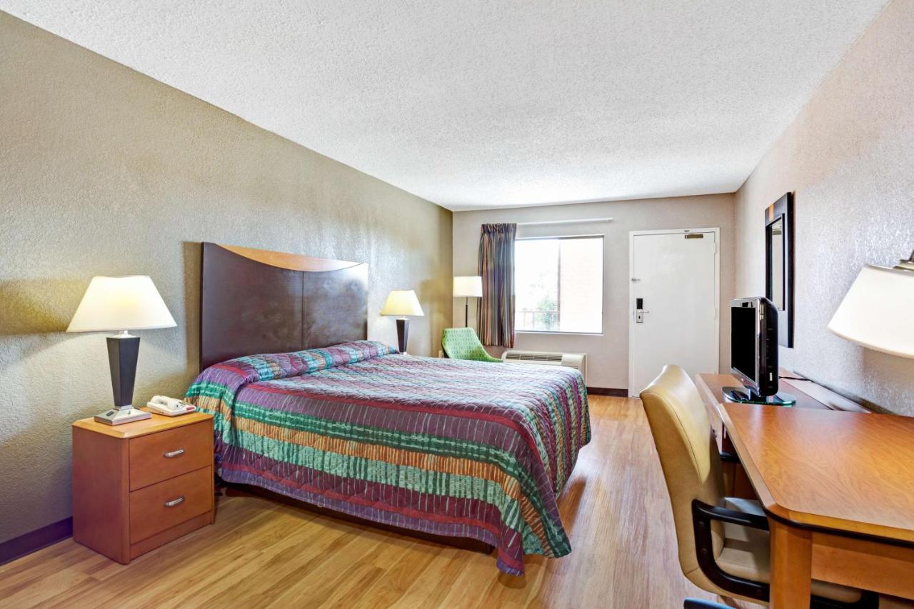 King Room - Smoking at Super 8 by Wyndham Fredericksburg