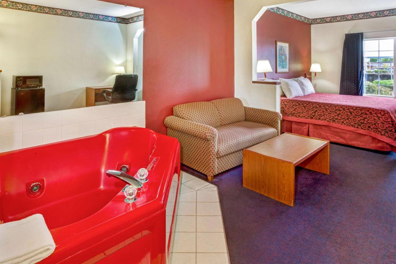 King Suite - Non-Smoking at Days Inn & Suites by Wyndham Gresham