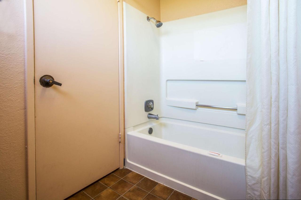 Queen Room - Non-Smoking at Travelodge by Wyndham Turlock