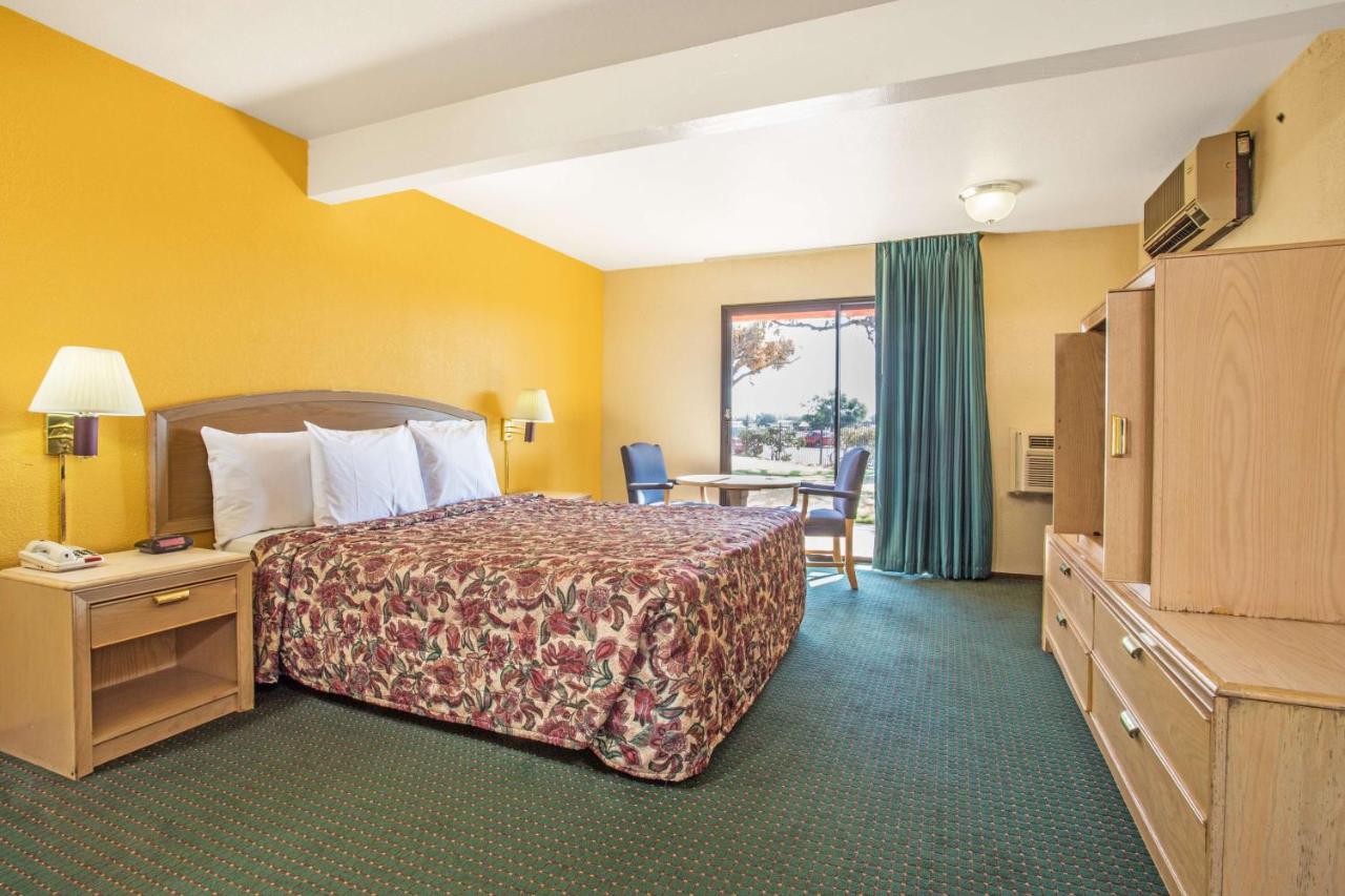 Queen Room - Smoking at Travelodge by Wyndham Turlock