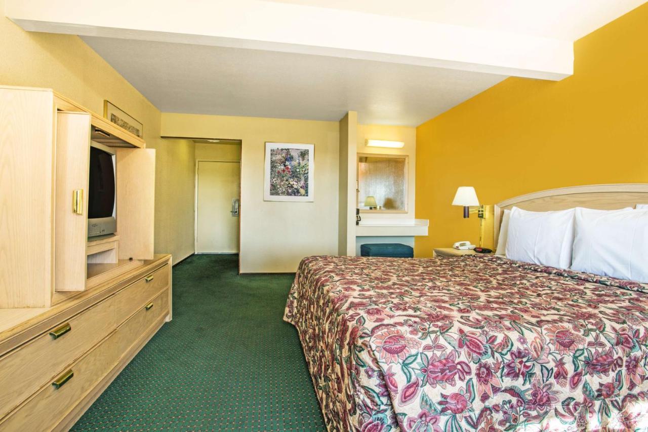 Queen Room - Non-Smoking at Travelodge by Wyndham Turlock