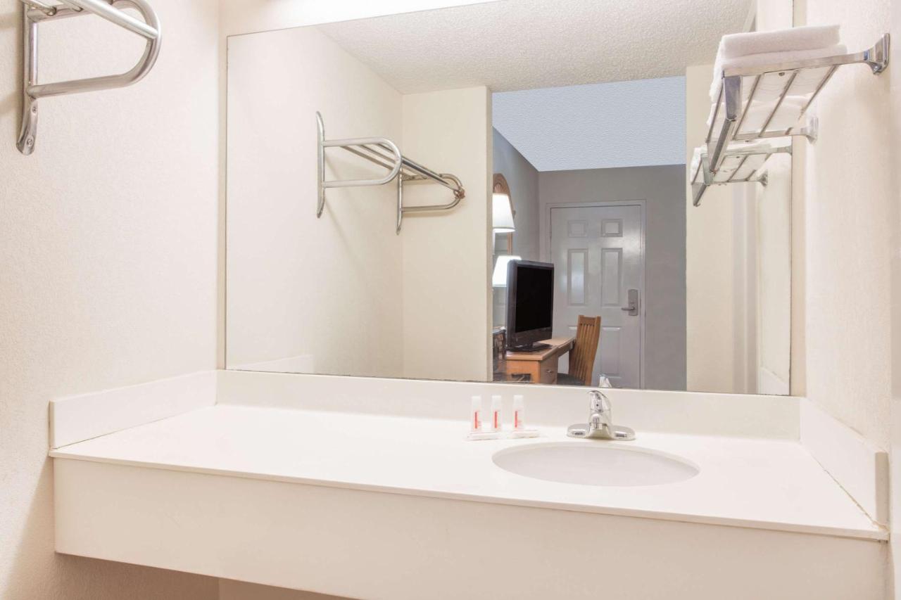 Double Room with Two Double Beds - Smoking at Super 8 by Wyndham Lavonia