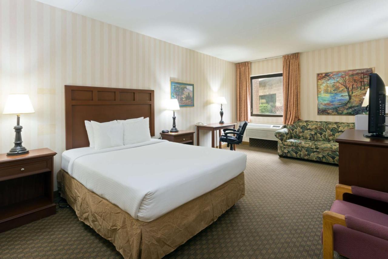 Queen Studio Suite - Non-Smoking at Days Inn & Suites by Wyndham Northwest Indianapolis
