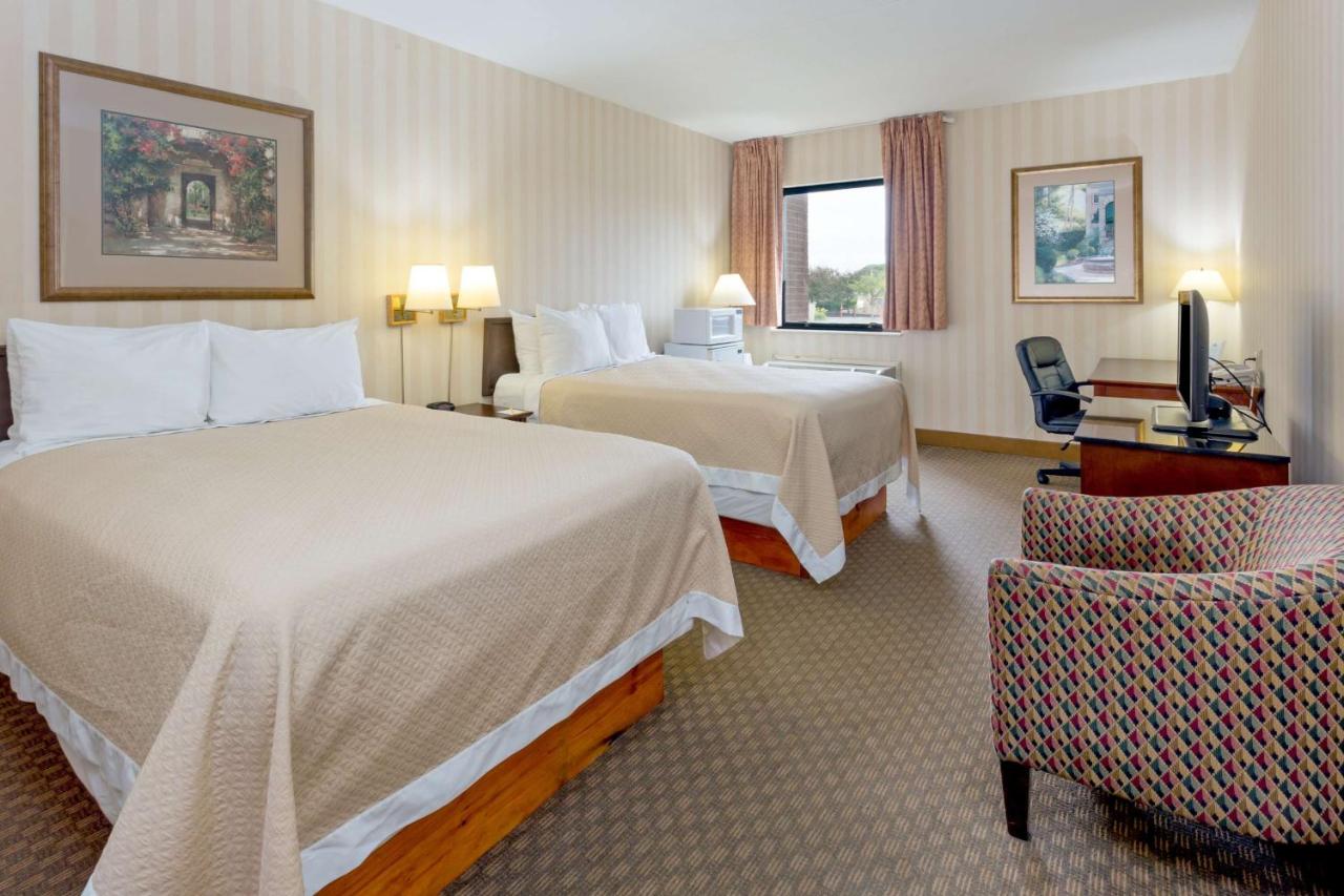 Double Room with Two Double Beds - Non-Smoking at Days Inn & Suites by Wyndham Northwest Indianapolis