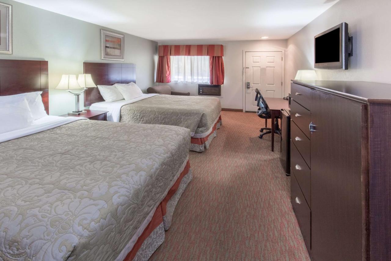 Queen Room with Two Queen Beds -Disability Access - Non-Smoking at Global INN