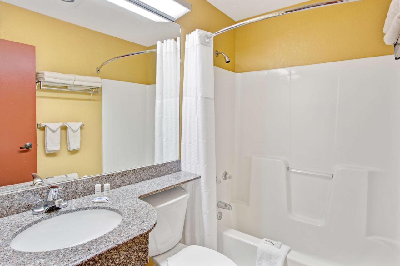 Queen Room - Non-Smoking at Microtel Inn & Suites by Wyndham Gatlinburg