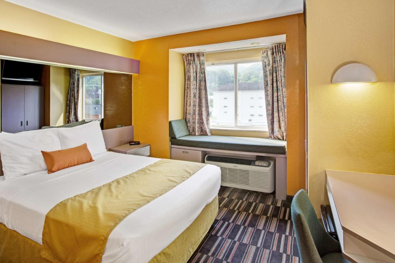 Queen Room - Non-Smoking at Microtel Inn & Suites by Wyndham Gatlinburg