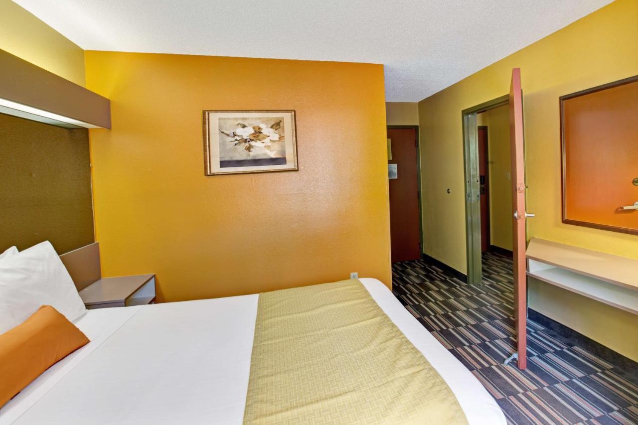 Queen Room - Non-Smoking at Microtel Inn & Suites by Wyndham Gatlinburg
