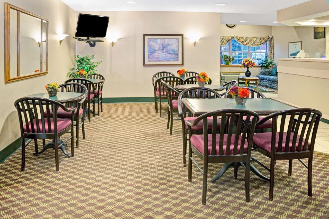 Deluxe Queen Room - Non-Smoking at Microtel Inn by Wyndham Raleigh Durham Airport
